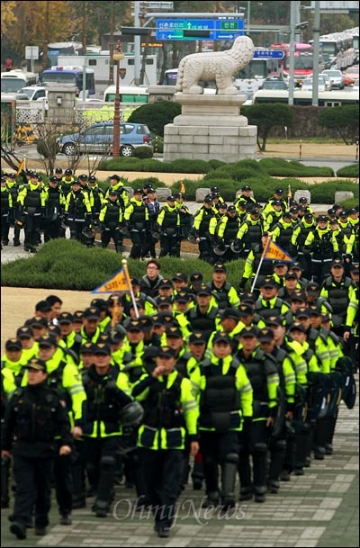 22일 오후 한나라당이 한미FTA 비준안을 기습 강행처리할 예정인 가운데, 경찰병력들이 국회안으로 들어오고 있다.
