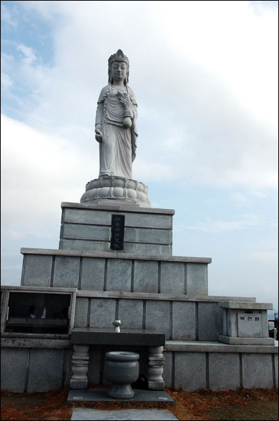 봉화산에서 들녘을 내려다 보는 호미든 관음상.