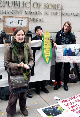 '미국식량주권연합'에서 활동하는 크리스티나 스키어보니(31.왼쪽)는 "'한미FTA'는 식량 주권의 문제뿐 아니라 모든 인간에 대한 권리를 파괴하는 것"이라고 말했다.