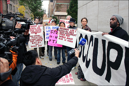 22일(현지시각) '월스트리트 점령' 시위대가 뉴욕 한국총영사관 앞에서 '한미FTA' 반대 시위를 벌인 것은 처음이다. 한국 언론은 물론 로이터 등 외신들도 취재에 나섰다.