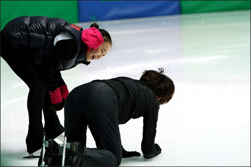  국가대표 박소연 선수, 김민석 선수를 보며 환하게 웃고있다