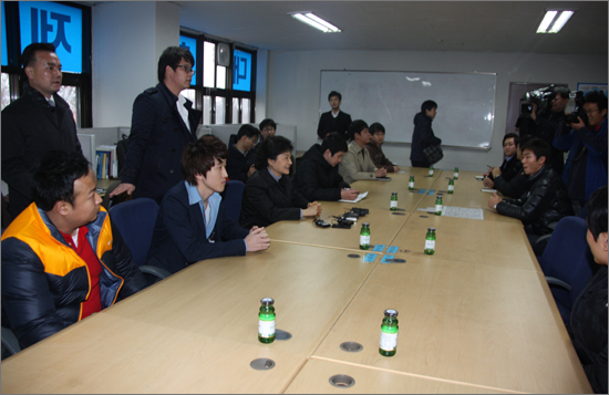 박근혜 전 한나라당 대표가 23일 한남대 학생회를 찾아 대전지역 사립대학 총학생회장들과 간담회를 갖고 있다. 이 자리에서는 반값 등록금에 대한 이야기가 주로 나왔다.