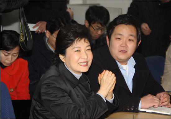박근혜 전 한나라당 대표가 23일 한남대 학생회를 찾아 대전지역 사립대학 총학생회장들과 간담회를 갖고 있다.