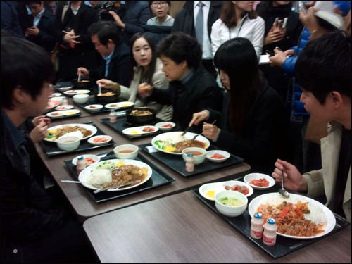 23일 낮 12시 30분. 박근혜 전 한나라당 대표가 일반 학생 10명과 식사를 하며 대화를 나누고 있다. 