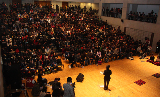 박근혜 전 한나라당 대표의 특강이 열린 대전대 혜화문화관 블랙박스홀에 500여명의 학생들이 참석, 특강에 귀를 기울이고 있다.