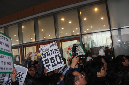 박근혜 전 한나라당 대표가 특강장으로 들어가는 순간 일부 학생들의 항의와 이를 막아서려는 경호원, 취재진 등이 엉켜 순식간에 아수라장이 되고 말았다.