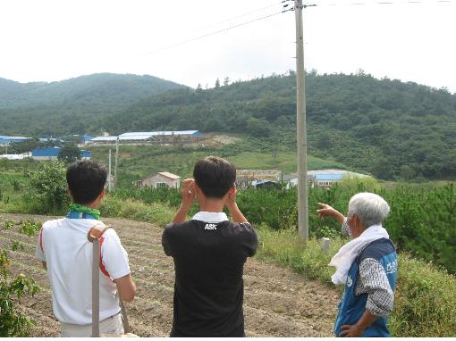 임병찬 장군이 의병들을 훈련시킨 종성마을에서 나고 자란 김영환씨가 임병찬 장군이 훈련하던 곳을 가리키고 있다.