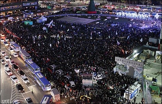 23일 오후 서울시청광장에서 열린 한미FTA 날치기 처리 규탄 촛불집회에서 수많은 학생들과 시민들이 한미FTA 비준안 한나라당 단독처리를 규탄하며 촛불을 들어보이고 있다.