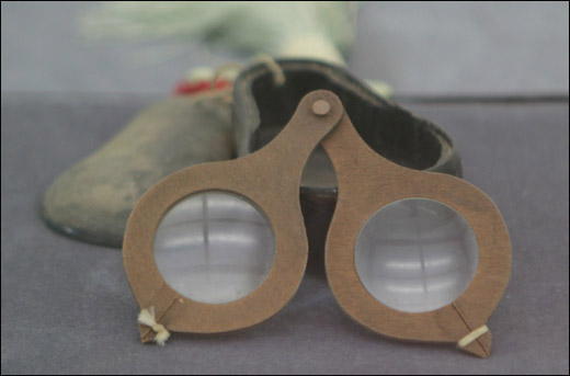 대못안경. 세계에서 가장 오래된 안경이다. 1350년 경에 쓰였다.