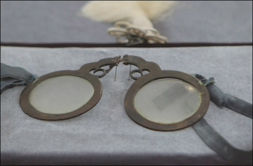 대모 실다리 안경. 안경테를 거북의 등껍질로 만들었다고 전해진다. 국내에서 가장 오래된 안경으로 1500년대 김성일 선생이 쓰던 안경이다.