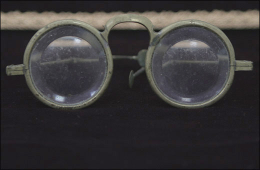 꺾기안경. 조선시대 쓰였던 안경이다.