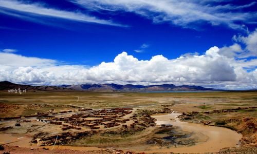 티베트의 푸른 하늘과 마을