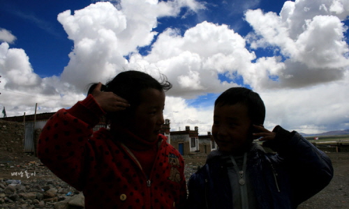 낯선 외국인에게 인사를 건네는 티베트 아이들