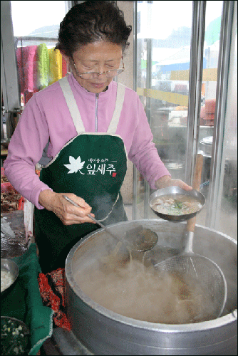 주인 할머니가 국밥을 직접 토렴해서 따끈하게 내줍니다.