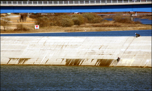 4대강 공사 낙동강 33공구인 상주보에서 물이 새어나오자 발포우레탄을 이용해 보수작업을 하고 있다.