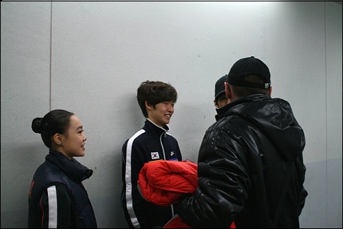  피겨 국가대표 박소연, 김민석, 이동원 선수를 격려하는 피겨 국가대표 안무코치 세르게이 코치