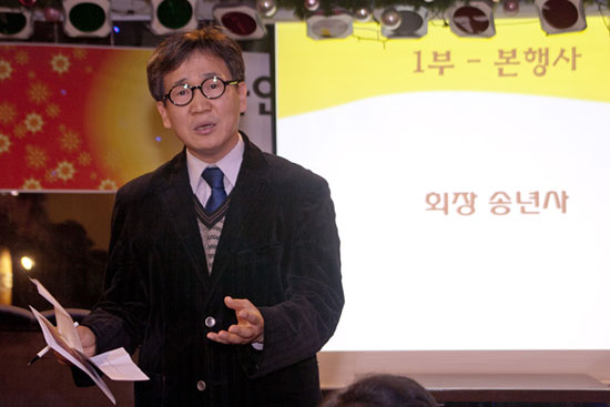  24일 저녁 개최한 한국인터넷기자협회 '송년의 밤' 행사에서 김철관 회장이 송년사를 하고 있다.
