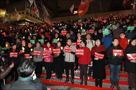  26일 오후 한미FTA 날치기 비준안 처리에 항의하는 야5당 합동 정당연설회와 촛불집회가 예정된 서울 광화문 광장을 경찰이 원천봉쇄한 가운데 광장에 들어가지 못하고 세종문화회관앞 계단에 모인 야당관계자들과 시민들이 촛불집회를 열고 있다.