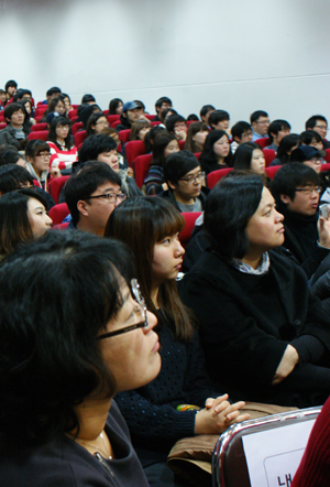 박 원장 이야기에 집중하는 청중들. 