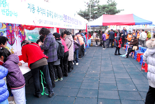 축제장 아침부터 모여 든 주민들이 축제장에서 즐기고 있다