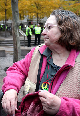 지난 15일 경찰이 '월스트리트 점령' 시위대의 요람인 뉴욕 맨해튼 자유광장(주코티파크)를 기습 진압한 직후, 마샤 스펜서(56)씨는 뜨개질하던 손을 멈추고 망연자실한 표정으로 공원안을 바라봤다.
