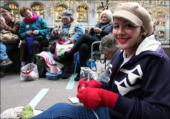 주닌 가르시아(29)씨는 '월스트리트 점령' 시위를 하고 있는 친구들을 위해 할머니들과 함께 스카프를 뜨고 있다.