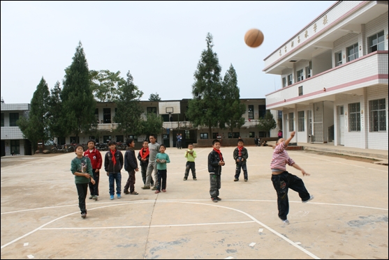 구이저우 산간오지 전레이춘 초등학교. 농구골대와 운동장, 아담한 2층 건물의 교실. 아이들과 농구를 하며 즐거운 시간을 보냈다.