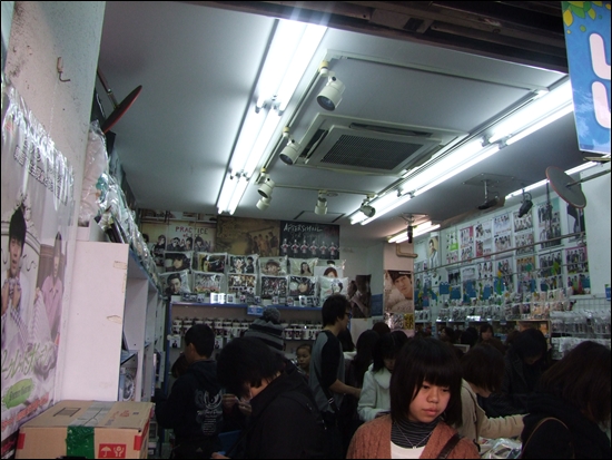  주말 이른 오전 시간인데도 신오오쿠보에 위치한 한류백화점엔 사람들로 가득하다. 