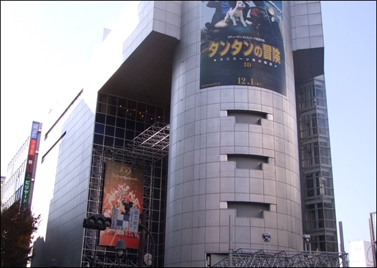 도쿄 시부야에 위치한 109백화점의 전경. 좌측으로 한국 아이돌 그룹인 애프터스쿨의 포스터가 걸려있다. 얼마 전엔 동방신기 포스터가 중앙 전면에 걸리기도 했다. 