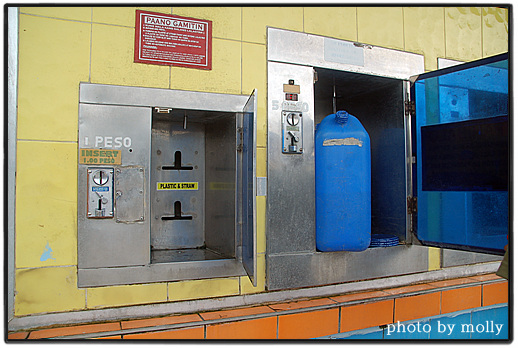 동전을 넣으면 정수된 물이 나오는 기계입니다. 왼쪽이 1페소, 오른쪽 파란통은 5페소입니다.
