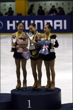  랭킹대회 포디움, 왼쪽부터 김해진(2위), 박소연(1위), 최휘(3위) 함께 1위 단상에 올라 기념촬영을 하고 있다