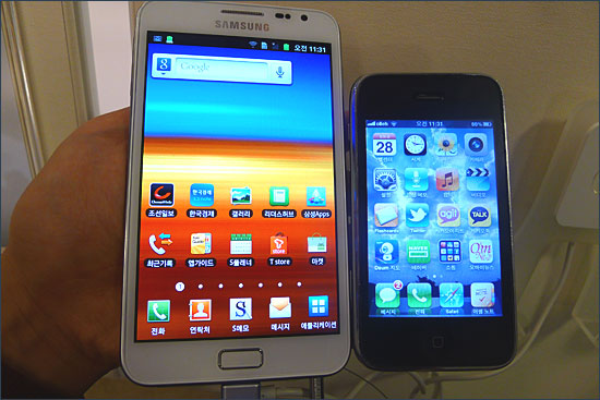 갤럭시노트(왼쪽)와 아이폰3Gs(오른쪽).