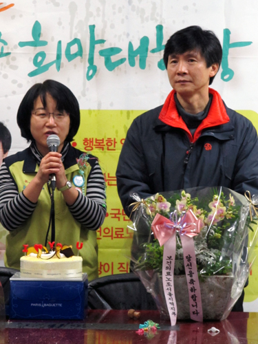  당선인사 중인 유지현 보건의료노조 위원장 당선자(왼쪽). 오른쪽은 조영호 보건의료노조 수석부위원장 당선자.