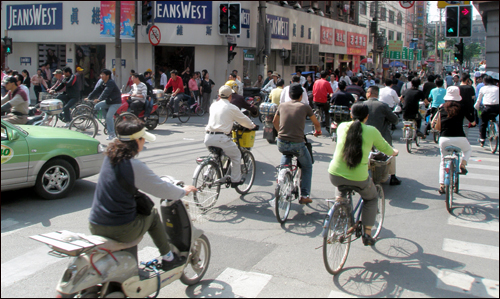자전거에 세금을 매긴다는 상상을 해본적 있는가. 지금이야 동화속 얘기같지만 자전거가 주교통수단이던 일제강점기 자전거를 타는 사람은 세금을 내야 했다.(사진은 중국 상하이)