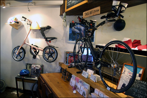 서울쪽 한강 상류쪽으로 달리다보면 나오는 자전거 전용 식당. 실내에 자전거 관련 물품이 다양하게 전시돼 있다.