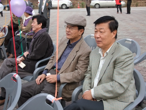  개천안 축제에 참여하는 충주호 리조트 호텔 사장 윤석주 씨(오른쪽)