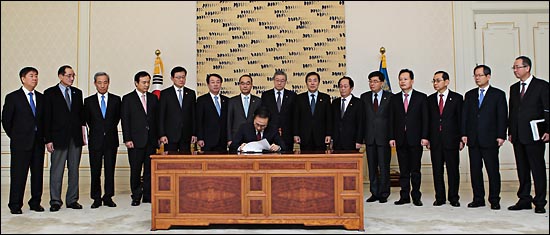 이명박 대통령이 지난 2011년 11워29일 청와대에서 국무회의를 통과한 한미 자유무역협정(FTA) 이행을 위한 14개 부수법안에 서명하고 있다. 