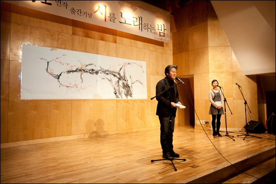 서울 동교동 가톨릭청년회관에서 열린 <내 가슴 속 조선학교>와 <학교 가는 언덕길>출간 기념 '시를 노래하는 밤'에 배우 권해효가 출연했다.