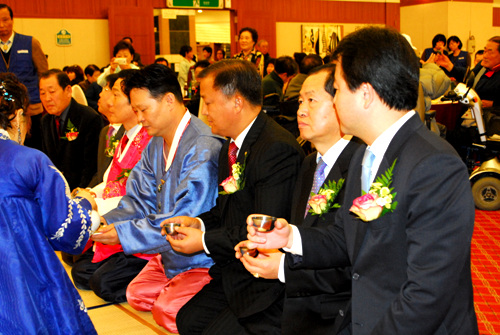 행사를 주최한 협회 최종현회장(우측에서 네번 째)과 참석 인사들이 고희를 맞은 분들께 술잔을 올리고 있다 