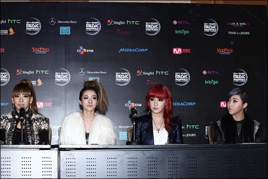  프로듀서 윌.아이.엠과 한 무대에 서게 된 2NE1