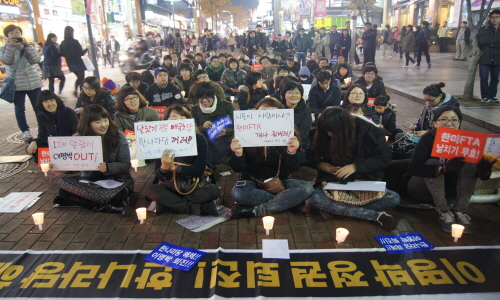  지난 28일 저녁 대구 중구 동성로 한일극장 앞에서 한미FTA 폐기를 요구하는 촛불문화제가 열려 시민들이 구호를 외치고 있다.