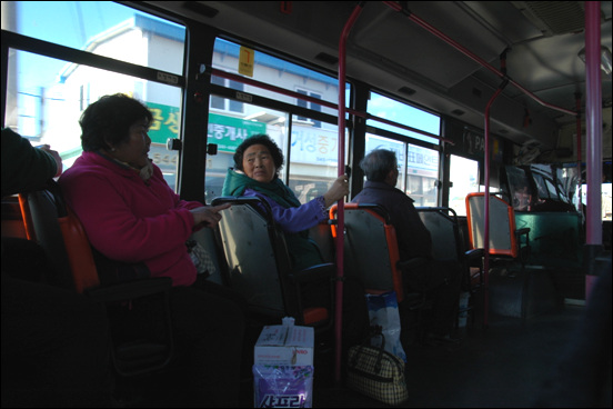 시골의 시외버스에선 사람냄새가 난다. 도시의 버스에서는 상상할 수 없는 일이다.