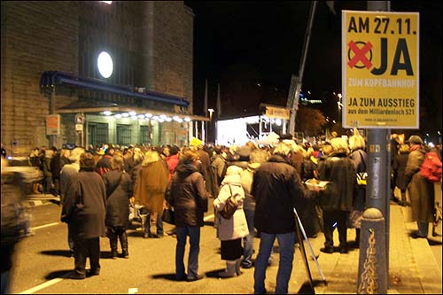 오후 6시에 투표가 마감된 후, 월요 시위대는 하나둘 슈투트가르트 중앙역으로 모여 결과를 기다렸다.