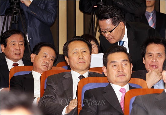 야권통합 추진 방식을 놓고 내홍을 겪은 민주당이 지난 11월 29일 오후 국회에서 의원총회를 열어, 박지원 전 원내대표가 의총에 참석하고 있다.