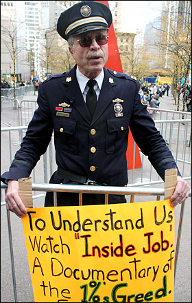 미국 펜실베이니아주 필라델피아시 경찰청 캡틴(captain)으로 재직하다가 지난 2004년 은퇴한 레이 루이스(60)씨가 뉴욕 맨해튼 자유광장(주코티공원)에서 시위를 하고 있다.
