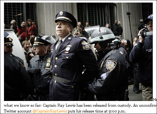 전직 경찰 '캡틴'이었던 레이 루이스(60)씨는 지난 17일 '월스트리트 점령' 시위에 참여했다가 경찰에 체포됐다. 사진은 Johnny Milano가 찍었다. 