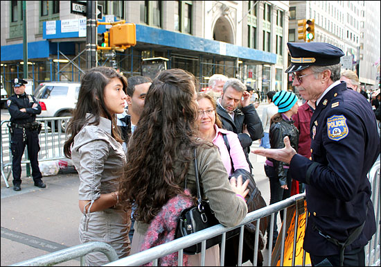 전직 미국경찰 '캡틴' 출신인 레이 루이스(60)는 '월스트리트 점령' 시위대 중에서 인기가 가장 높다. 경찰의 감시 속에서 시민들에게 시위에 대해 설명하고 있는 모습.