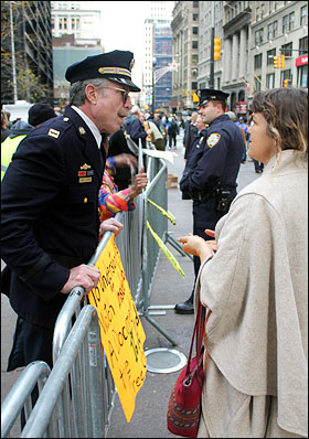 '샌프란시스코, 오클랜드 점령' 시위에 참여하고 있는 케이 깁슨(37.오른쪽)씨가 뉴욕 맨해튼 자유광장(주코티공원)을 방문, 경찰의 철제 바리케이드를 사이에 두고 전직 경찰 '캡틴'인 레이 루이스(60)씨와 반갑게 대화를 나누고 있다. 그 뒤편으로 시위대를 감시하고 있는 현직 경찰이 서 있다. 