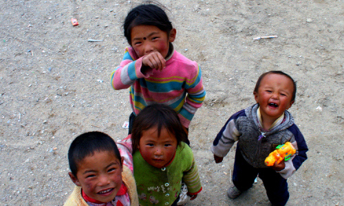 카메라 앞에서 즐거워 하는 티베트 아이들