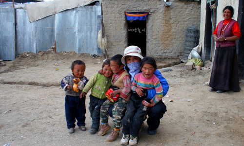 티베트 아이들과 함께 (필자 : 배낭돌이)